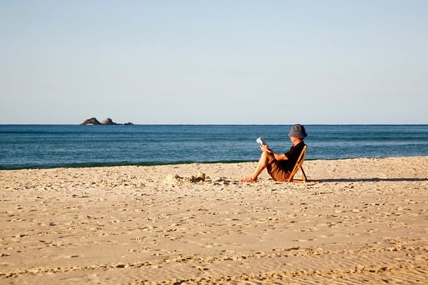 2. Вы застряли на необитаемом острове и можете выбрать только одну книгу, чтобы читать её всю оставшуюся жизнь. Что это будет?