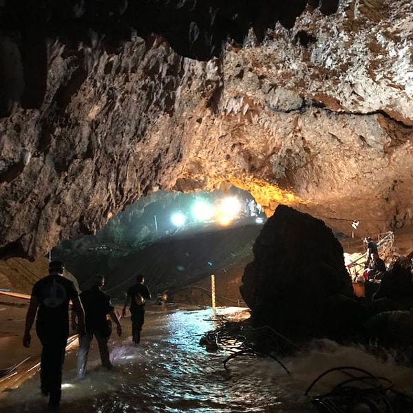 6. «Да, — подтвердил Ансворт, — и его тут же попросили покинуть место происшествия. Он и ушел».