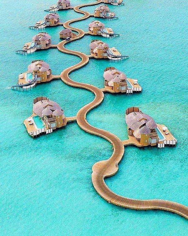 6. Eğer Maldivlerdeyseniz her şey daha güzel! Hem kendinize ait havuzunuz var hem de okyanus ayağınızın altında.