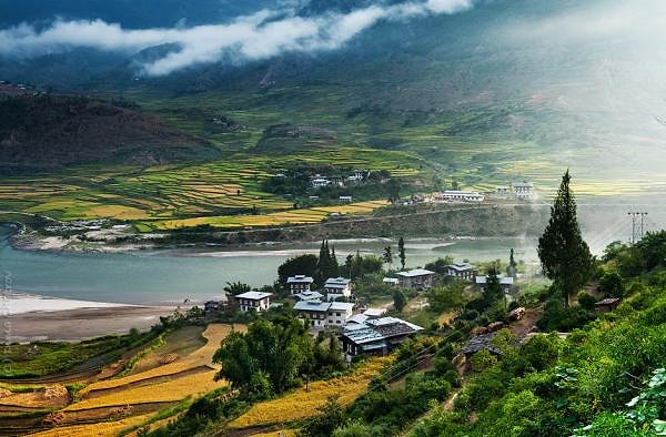 2. На флаге какой страны изображен дракон, держащий в когтях драгоценные камни?