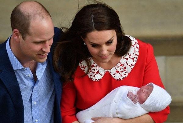 Sabah 6 sularında doğum yapacağı hastaneye giden Middleton, doğumun ardından kucağında bebeğiyle, Jenny Packham imzalı kırmızı bir elbiseyle basının karşısına çıkmıştı. Gördüğünüz gibi Kate, Prenses Diana ile aynı renk tercihinde bulunmuş.