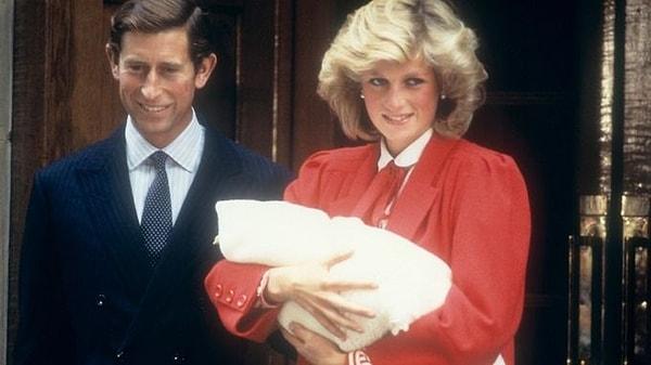 Prenses Diana, oğlu Prens Harry'nin doğumundan bir gün sonra, 16 Eylül 1984 tarihinde, kırmızı kıyafetleri içinde Prens Charles ile birlikte hastane girişinde kraliyet ailesinin yeni üyesini halka tanıtmıştı.