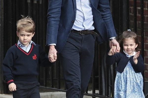 Kate Middleton ve Prens William'ın çocukları Prens George ve Prenses Charlotte da okul sonrası annelerini hastanede babaları ile birlikte ziyaret etmişti.