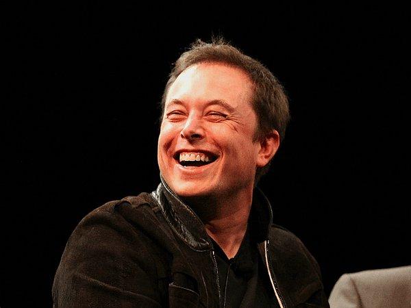 Elon Musk hiçbir zaman ahlaki normları ön planda tutan bir karakter olmadı. Çalışanlarına oldukça katı ve sert davrandığı birden fazla kaynak tarafından doğrulanmış biri.