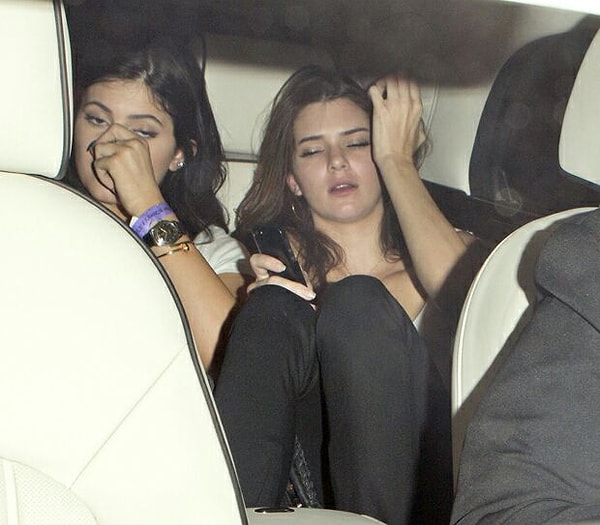 1. Кендалл и Кайли Дженнер периодически напивались в юные годы. Причем в те времена они еще были несовершеннолетними