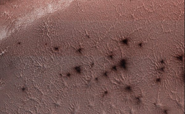 İsimleri ne kadar havalı dursa da örümcekler aslında Mars'ın yüzeyinde doğal yollarla oluşmuş höyükler.