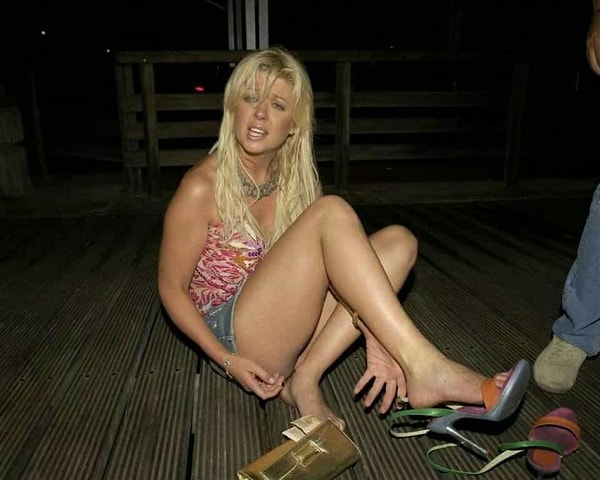 7. Судя по выражению лица Тары Рид, она даже не в курсе, что сидит на полу