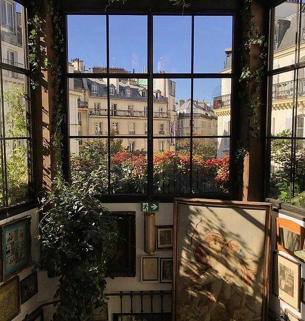 5. Paris'te muhteşem bir otel odası manzarası...