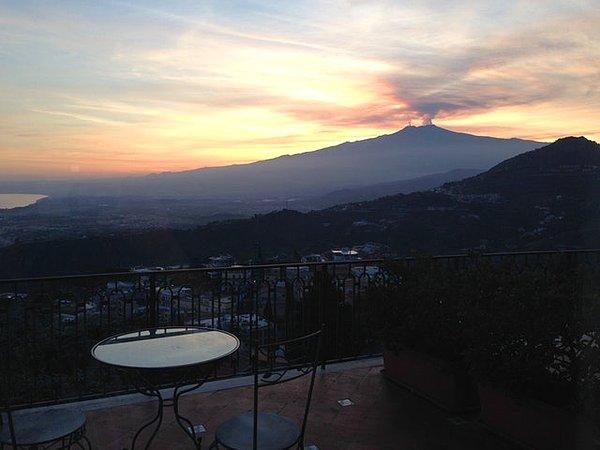26. Sicilya'nın Toarmina kasabasından Etna Yanardağı manzarası...