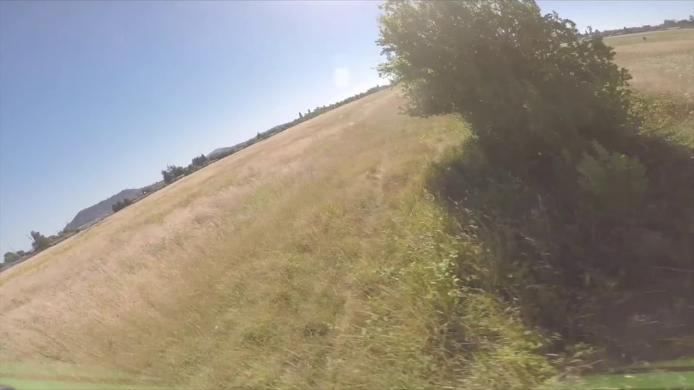 Boş Arazide Uçurduğu Drone'u Köpekler Yüzünden Düşürüp İmha Eden Adam