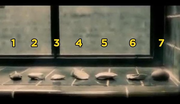 12. Когда Дамблдор навещает молодого Т. Реддла в фильме "Гарри Поттер и Принц-полукровка", у Тома на подоконнике лежат семь камней