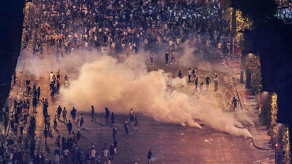 Gece yarısına doğru taraftarların bazıları çevredeki dükkanların camlarını kırarak mağazaları yağmaladı ve polise şişe, bariyer ve bisiklet attı.