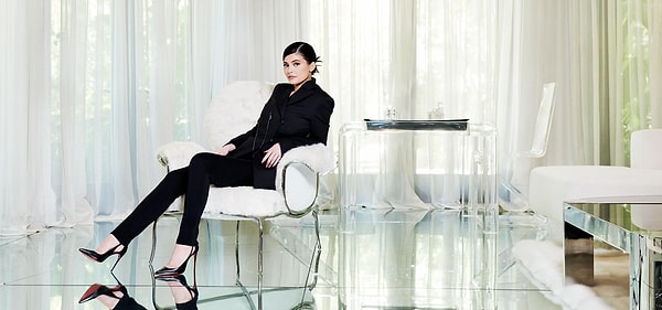 К тому же многих раздражает само словосочетание "селф-мейд", то есть "сделавший себя сам".