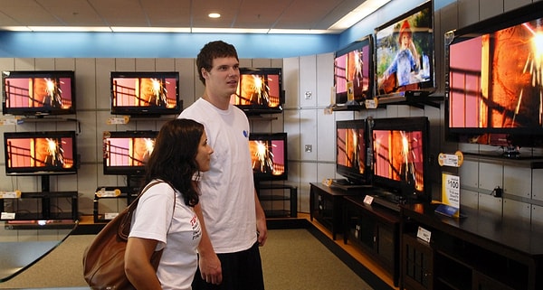 3. Продавец мало получает с продажи самого телевизора