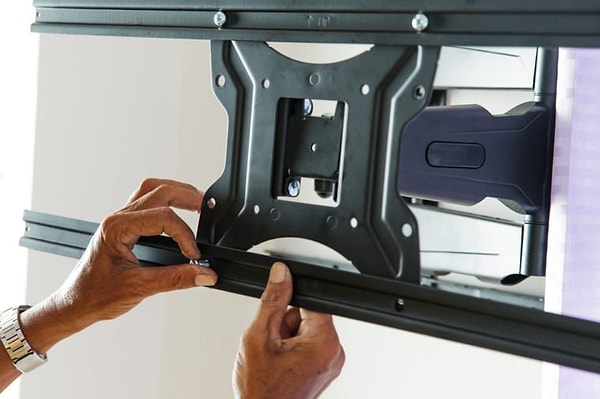 8. Даже если вы планируете повесить телевизор на стену, не выкидывайте подставку