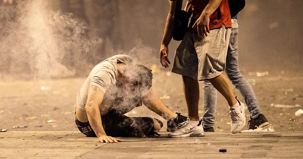 А в поселке Сен-Феликс 30-летний мужчина, отмечавший первое место сборной, врезался в дерево и скончался.