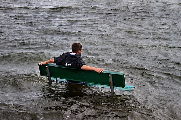 13. И на скамейке посидел, и ножками в воде побултыхал