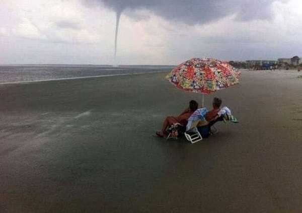 17. "Дорогой, может, уйдем с пляжа?" "Нет, мы выжмем из этого отдыха все!"
