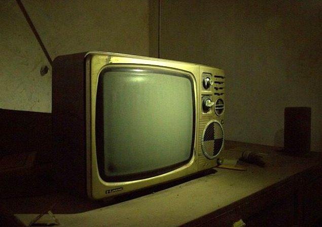1. Yapılan bir araştırmaya göre, çocukken siyah-beyaz televizyon izlemiş bireyler sıklıkla siyah-beyaz rüyalar görmektedir.