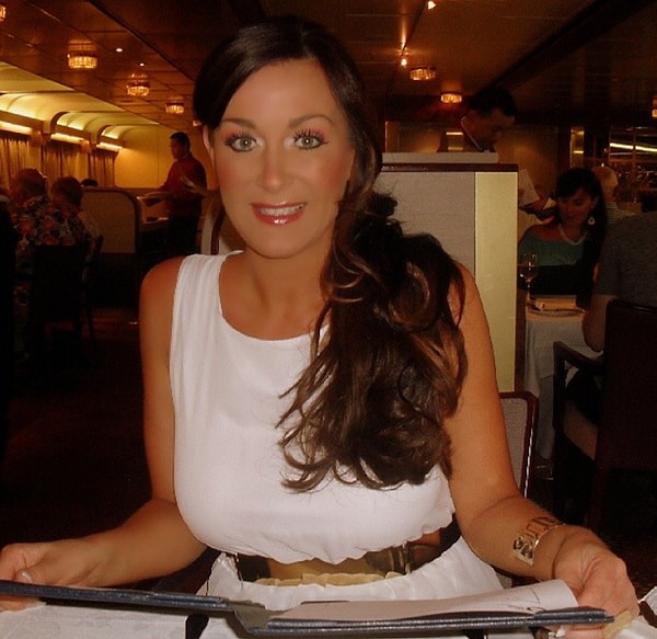 Айми, которая сама уже не помнит точного числа ботоксных инъекций, также делала пластику носа, век, губ, груди, попы и т.д. Короче говоря, везде!