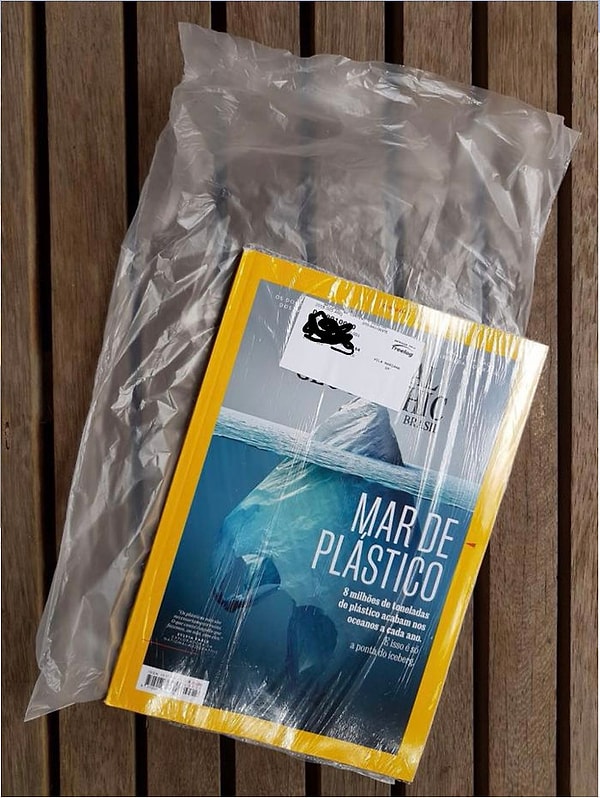 1. Журнал National Geographic, обложка которого предупреждает о вреде пластика для планеты, продается в пластиковой обертке и в пластиковом же пакете