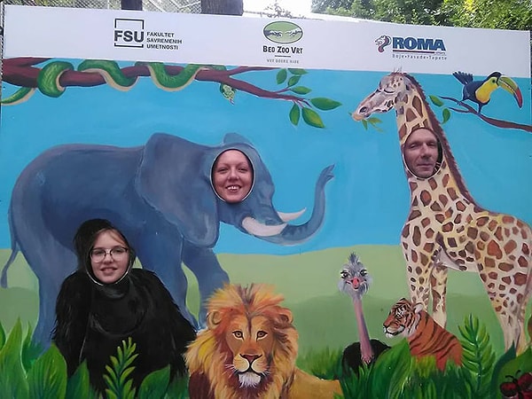 27. Похоже, что жираф съел дяденьку 😱