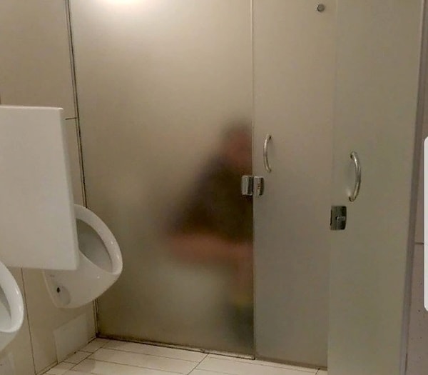 3. Стеклянные перегородки в туалете. Отличная идея!