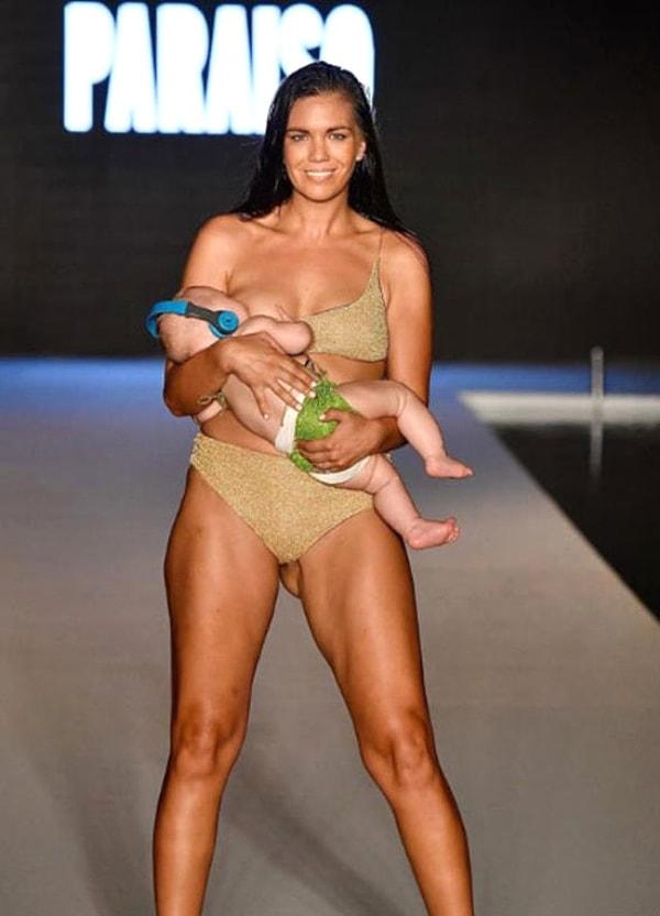 5 aylık bir bebeğe sahip olan model podyumda bebeği Aria'yı emzirerek yürüdü.