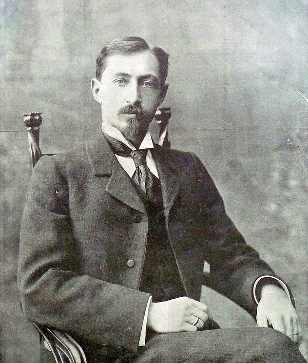 8. Помните ли вы отчество Ивана Бунина, который написал «Темные аллеи»?