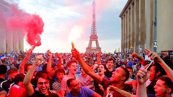 Yüzbinlerce Fransız şampiyonluğu sokaklarda kutladı.