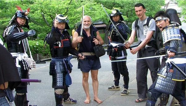 6. С собой Несин обычно берет 15-17-килограммовый рюкзак и ежедневно проходит с таким весом на плечах около 25 километров.