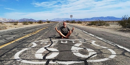 Встречайте 68-летнего мужчину из России, который путешествует по миру. Босиком!