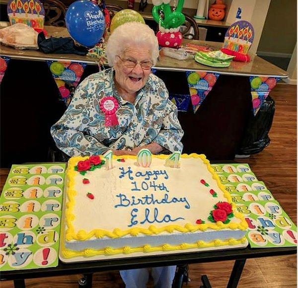 25. 104. yaşını kutlayan bir büyükanne...