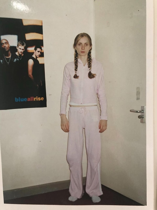 3. Таким образом девушка очень скоро превратилась в анорексичку и могла носить лишь детскую одежду.