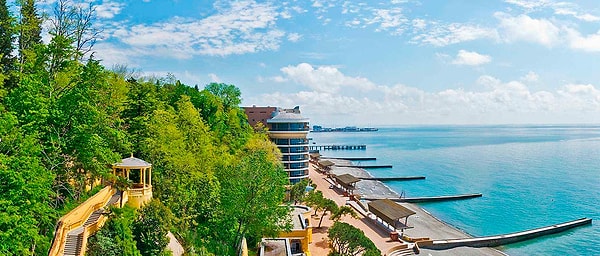 2. Среднегодовая температура в Якутске (Восточная Сибирь) составляет -8,8 градусов по Цельсию, в то время как в южном Сочи (на фото) - 14,2.