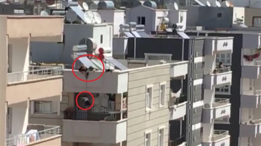 Anahtarı Evde Unutunca Çocuğunu Çatıdan Evin Balkonuna Sarkıtan Anne