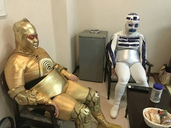 7. Я правильно понимаю, что это косплей на R2-D2 и C3PO?