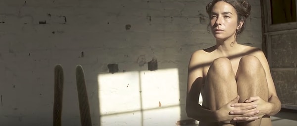 7. Как же ей удается терпеть такое отношение к себе вот уже три года? Кара говорит, что иногда она вступает с такими людьми в дискуссии, и ей удается доказать, что те были не правы. Обычно, поняв, что оскорбления действительно ранят, обидчики приносят свои извинения.