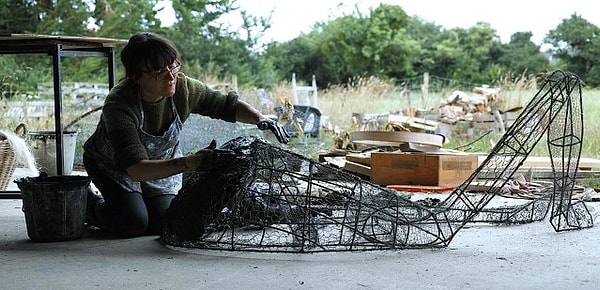 9. А вот и сам скульптор за работой: