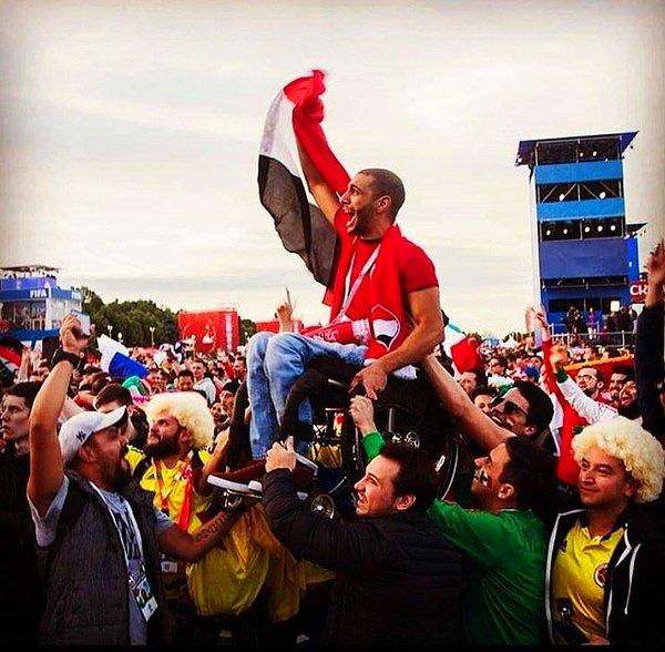 10. Bu Mısırlı taraftar FIFA'nın düzenlediği festivalde yabancılar tarafından yukarı kaldırıldı. 😊