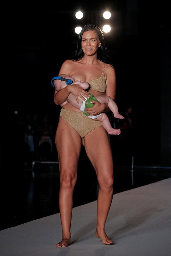 5. Чтобы малышка не испугалась шума, ей предусмотрительно надели звуконепроницаемые наушники.