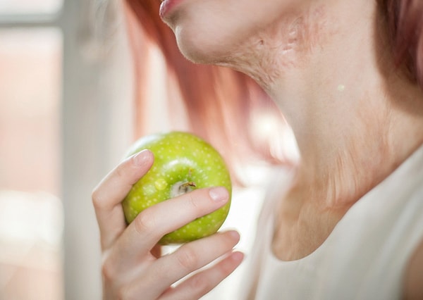 7. Прошло несколько лет после этого ужасного случая, и Света начала ходить в школу. Ее мать пыталась завязать с пьянством, но безуспешно.