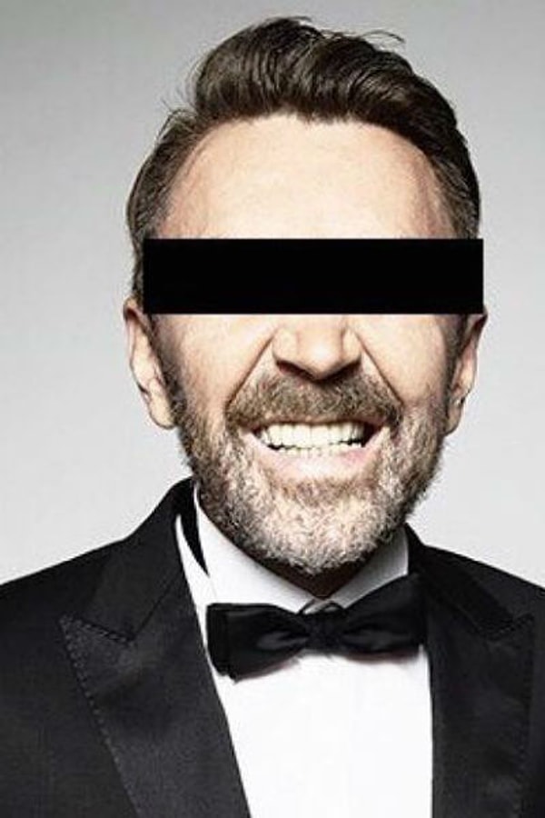 2. «Пост сдал — пост принял». Так подписан снимок, а глаза мужчины закрыты черным прямоугольником, но никому не составит труда догадаться, что перед нами Сергей Шнуров!