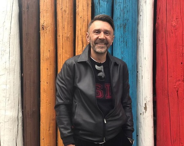 4. У Шнурова имеется и приличный счет в банке, и харизматичность с непередаваемым чувством юмора.