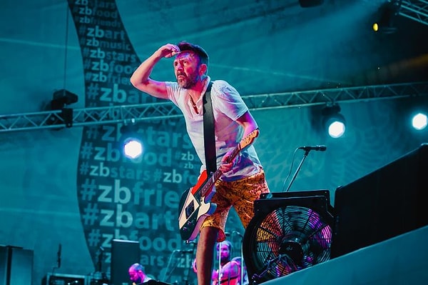 6. Общественность на такую новость отреагировала неоднозначно.