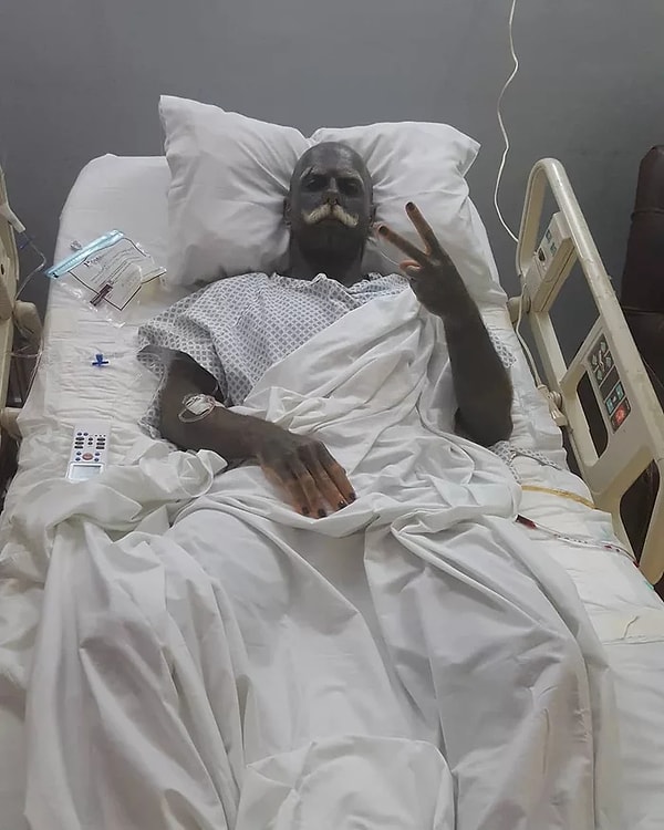 6. Забив 90% своего тела, Адам вдруг почувствовал, что его половой орган как-то не вписывается в общий стиль, и решил действовать радикально.