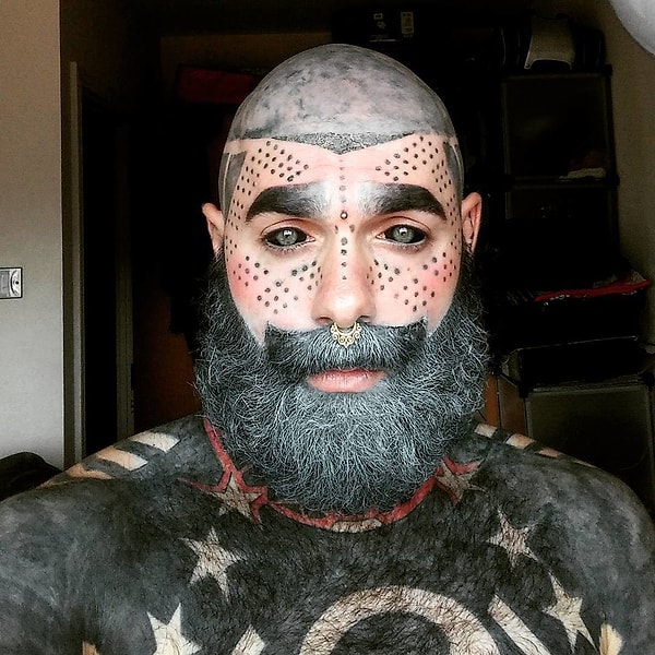 3. 12 лет назад у мужчины обнаружили рак. Победив болезнь, Адам начал планомерно забивать свое тело.