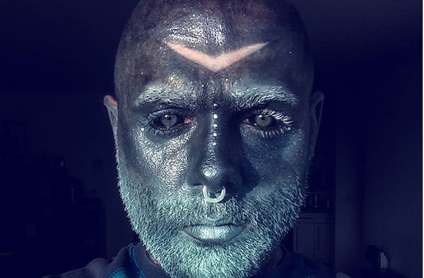 4. Даже глазные яблоки блогера окрашены в черный.