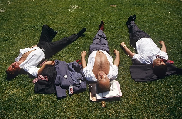 2. А это офисные работнике в Лондоне спасаются от жары в парке 16 июля 1998 года.