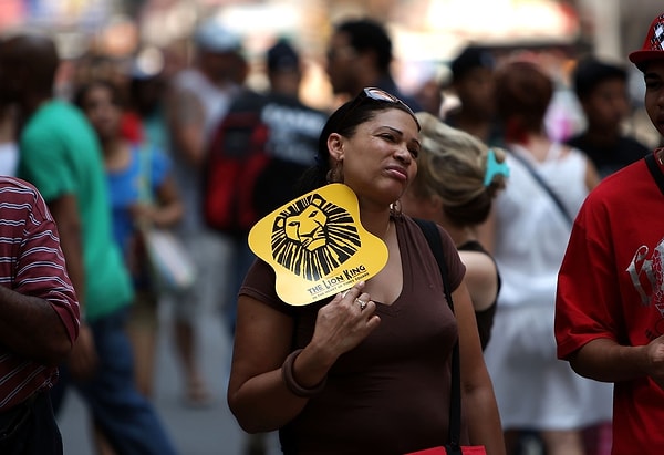 9. Женщина охлажадется при помощи веера, Нью-Йорк, 9 июля 2017 года.